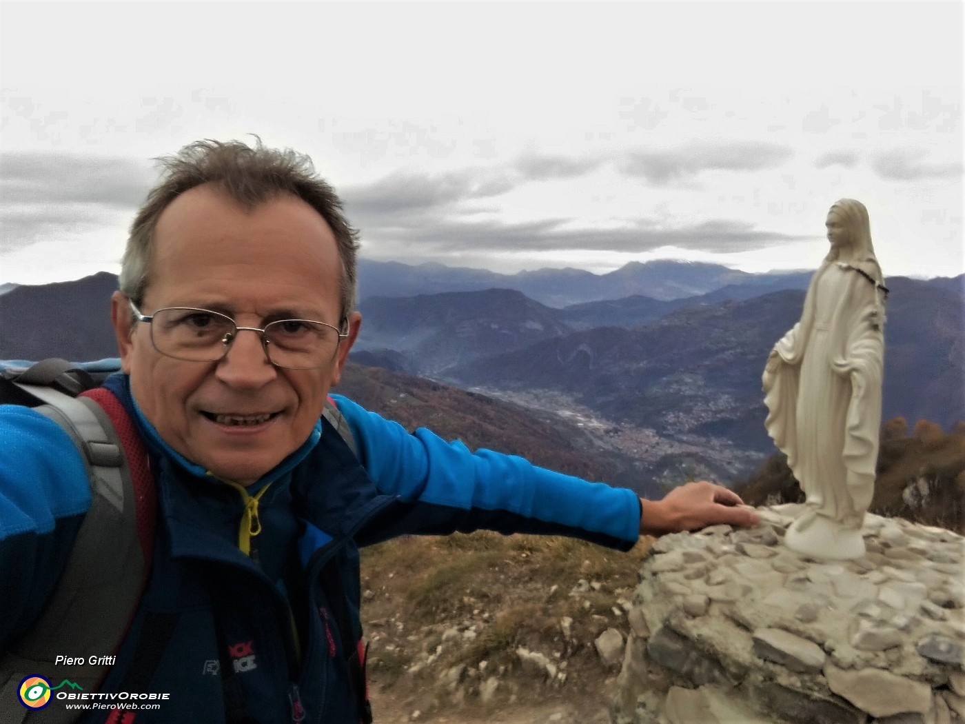 55 Alla  Madonnina del Monte Costone (1228 m)  con vista su Zogno-casa mia. .jpg
